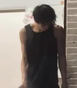 湖南一麻辣烫店因帅气店员走红 店主澄清：他是服务员