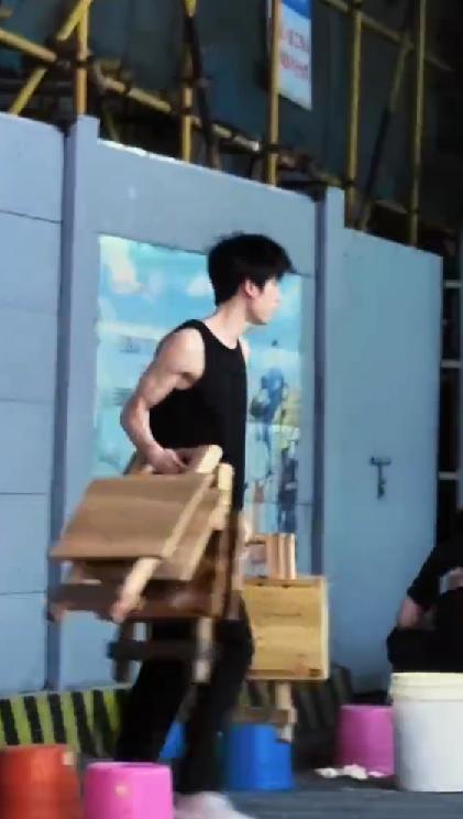 湖南一麻辣烫店因帅气店员走红 店主澄清：他是服务员