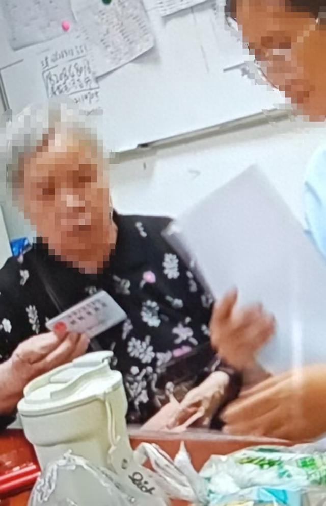 84岁老太被大女儿带出养老院，取光40万存款；送其入院小女儿：外出未经我同意，养老院应担责