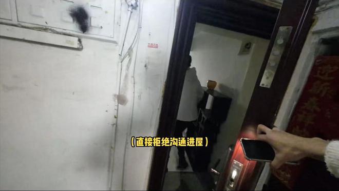 100元开锁服务费，女子只给20元，为了少给钱，邀请师傅一起洗澡