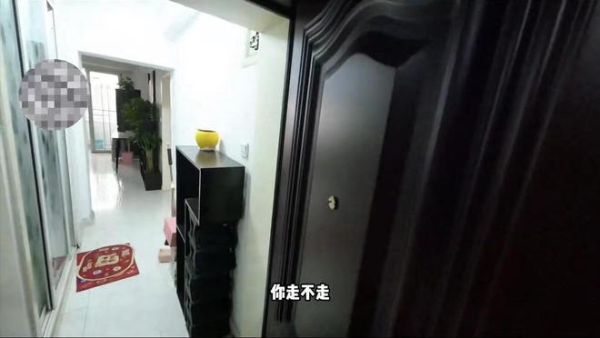 100元开锁服务费，女子只给20元，为了少给钱，邀请师傅一起洗澡
