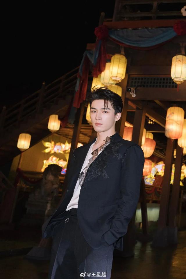 知名演员王星越工作室发文：艺人被4名不明身份人员跟踪偷拍，已报警！手写道歉信曝光