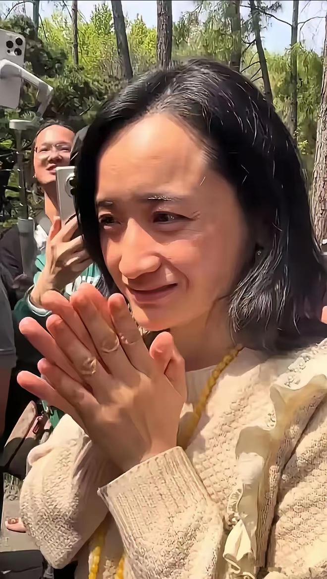 大龄剩女“雅典娜”征婚，其容貌被近距离拍摄：满脸皱纹，很苍老