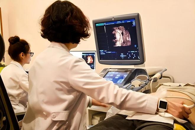无手女孩怀孕遭辱骂“生怪胎”，其丈夫很伤心，网友怒斥辱骂者