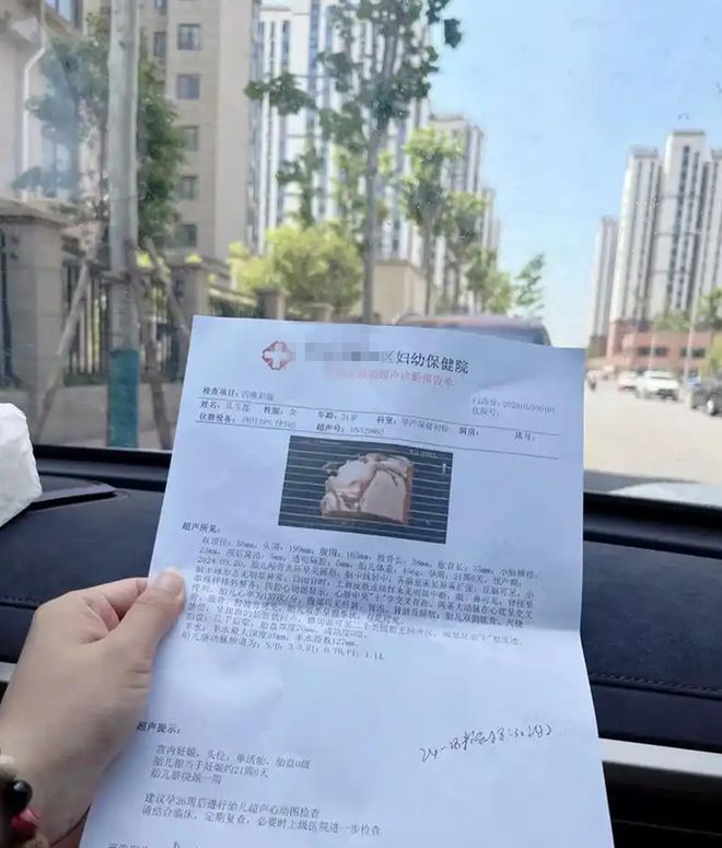 无手女孩怀孕遭辱骂“生怪胎”，其丈夫很伤心，网友怒斥辱骂者