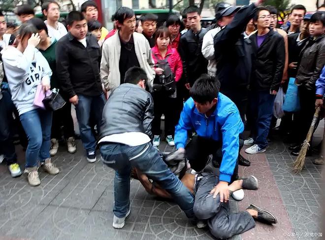 一副镇长带人暴打村民，村民被暴打的经过曝出，网友：无法无天