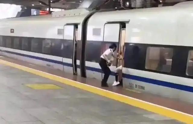 女子伸腿阻止高铁关门被行拘，为何总有人以身试法？