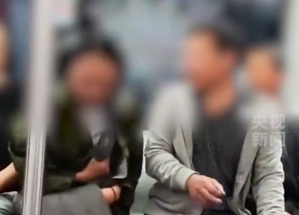 地铁辱骂邻座男子被刑拘：衣上尘易拭 心上垢难除丨中听