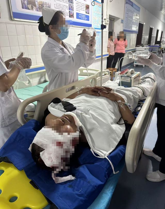 六旬男骑车被越野车撞飞，六根肋骨骨折 女儿发帖：肇事司机是退休法官，是否酒驾存疑点