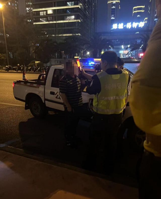 六旬男骑车被越野车撞飞，六根肋骨骨折 女儿发帖：肇事司机是退休法官，是否酒驾存疑点