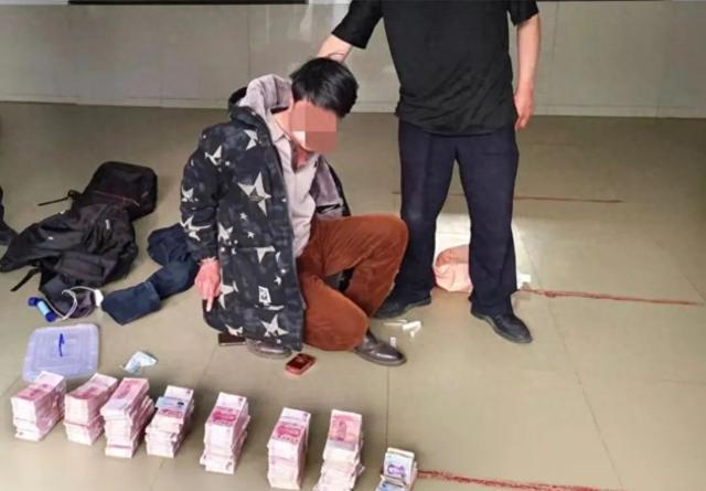 网逃男子携带70多万元现金“隐居”山洞，白天睡觉，晚上才敢上街购物