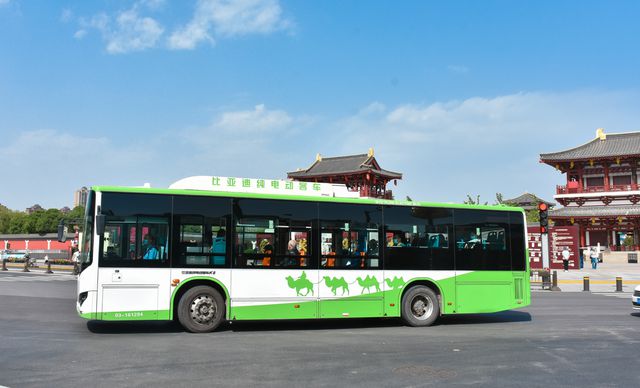 西安公交增开17条干线接驳区间车，20条线路招手停响应式停靠