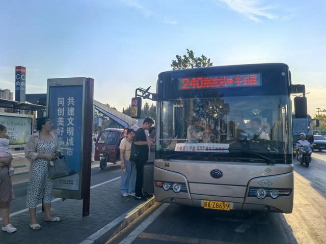 西安公交增开17条干线接驳区间车，20条线路招手停响应式停靠
