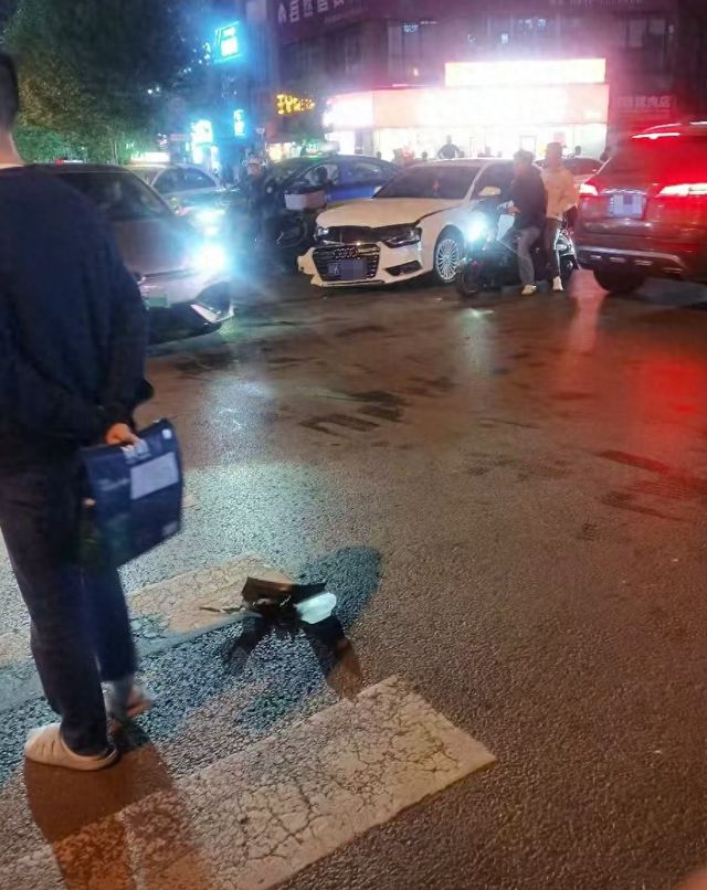 野马跑车深夜连撞多车，目击者称疑似酒驾，四川内江警方介入调查