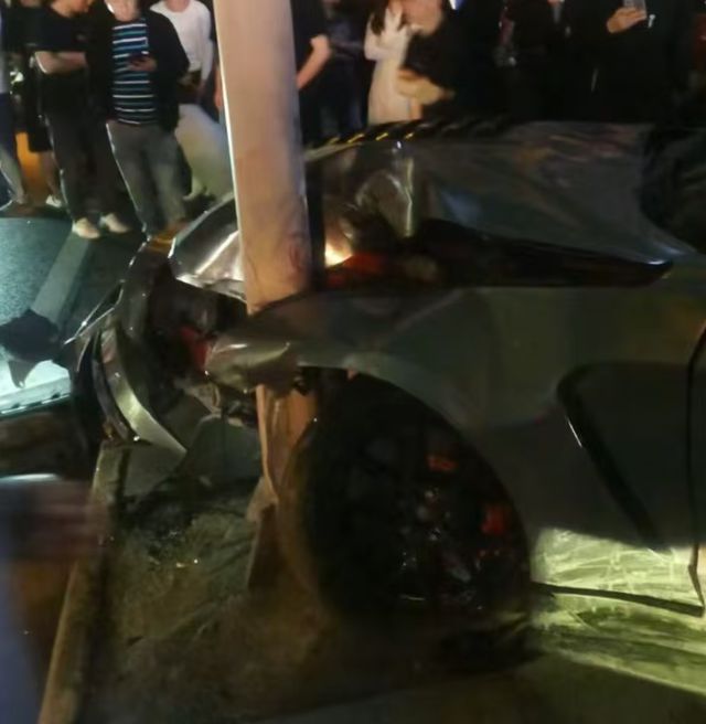 野马跑车深夜连撞多车，目击者称疑似酒驾，四川内江警方介入调查