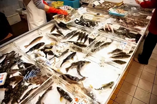 顾客买鱼要求不宰杀，商贩扬言要弄死顾客，鱼贩子杀鱼的黑幕曝出