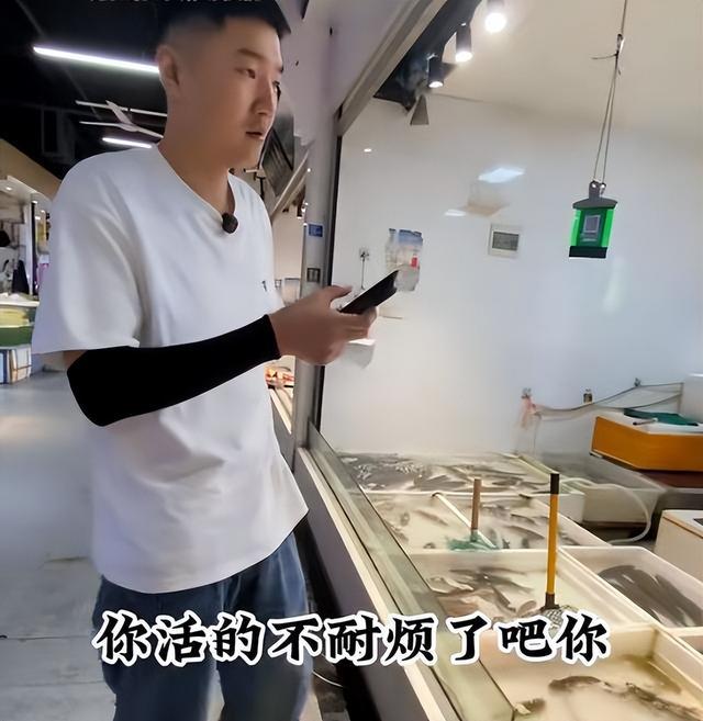 顾客买鱼要求不宰杀遭扔秤砣，商贩坚持买鱼必杀背后有啥内幕？