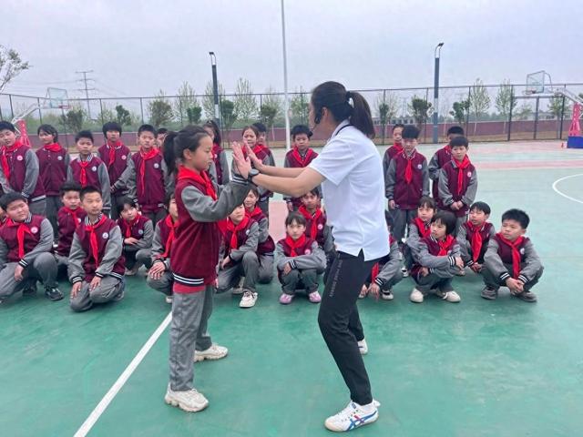 二七区建新街小学以武润德展风采行知育人传匠心