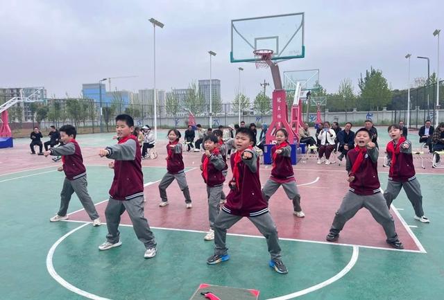 二七区建新街小学以武润德展风采行知育人传匠心