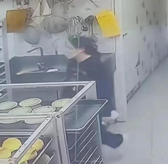 女子进冷库，疑似遭同事故意关闭库门，女子差点被冻死，详情曝出