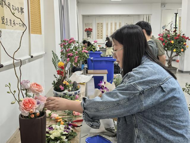 月季与艺术的完美邂逅 月季公园插花比赛精彩呈现
