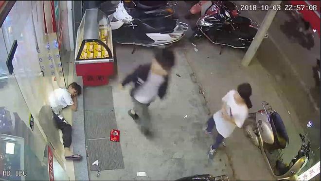 男子被派出所所长亲属殴打一年多后死亡，一审开庭，案件细节曝出