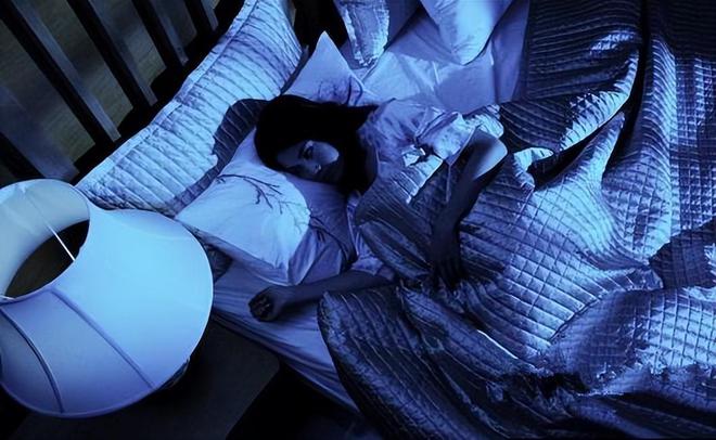 男子入室盗窃竟将户主女子压床上，被判抢劫，男子：我是猥亵女子