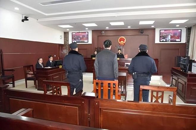 男子入室盗窃竟将户主女子压床上，被判抢劫，男子：我是猥亵女子