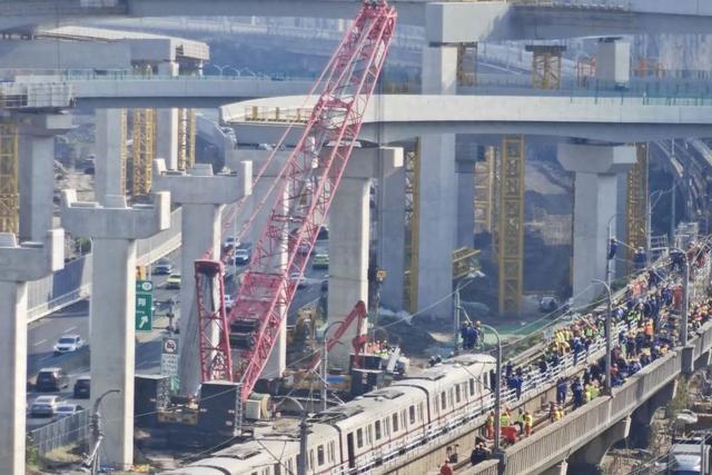 上海地铁遭起重机侵入，原因公布→