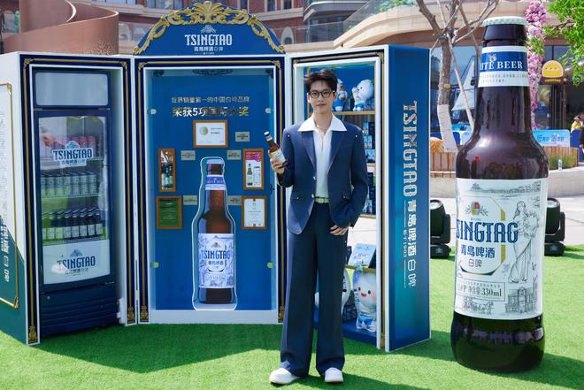 携手杨洋见证白啤金奖品质魅力！ 青岛啤酒「醉樱浮白」樱花味白啤浪漫上市