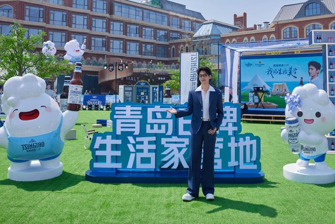 携手杨洋见证白啤金奖品质魅力！ 青岛啤酒「醉樱浮白」樱花味白啤浪漫上市