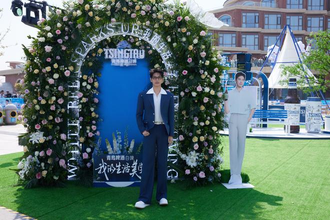 携手杨洋见证白啤金奖品质魅力！ 青岛啤酒「醉樱浮白」樱花味白啤浪漫上市