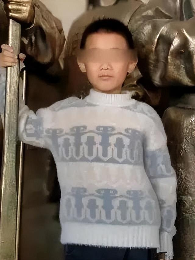 男孩被生母继父虐死案今天宣判：一人被判无期，一人被判死刑