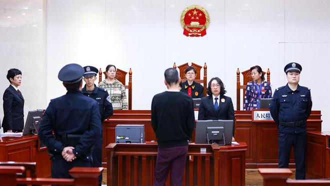 男孩被生母继父虐死案今天宣判：一人被判无期，一人被判死刑