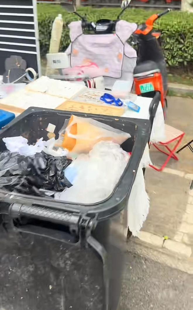 女子称给“便装男”转300元“管理费”，摆摊时却被垃圾桶围住；当地回应：非城管队员，正进一步调查