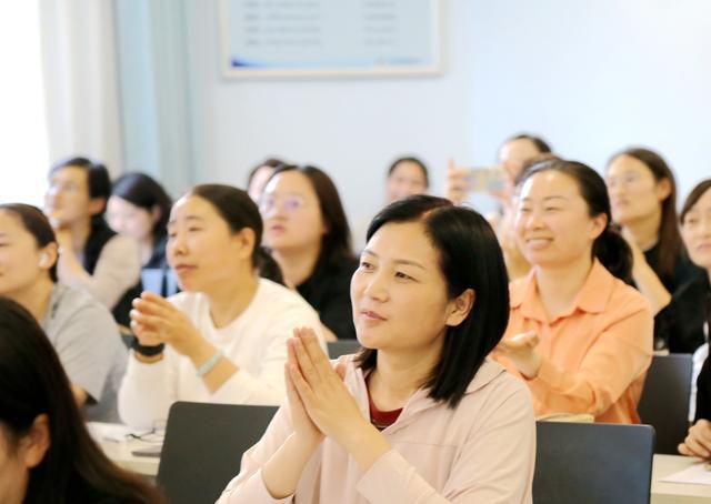 二七区建新街小学“与压力共舞”心理健康主题培训顺利开展