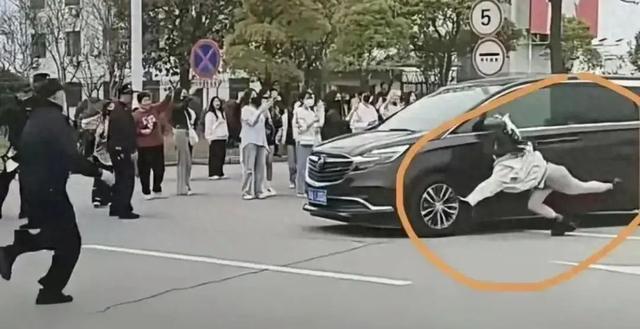 太危险了！女子机场追星，竟扑向艺人车辆……工作人员发声