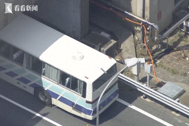 热门旅游地2辆观光巴士相撞！47名游客受伤！高速一度瘫痪，大量游客滞留...