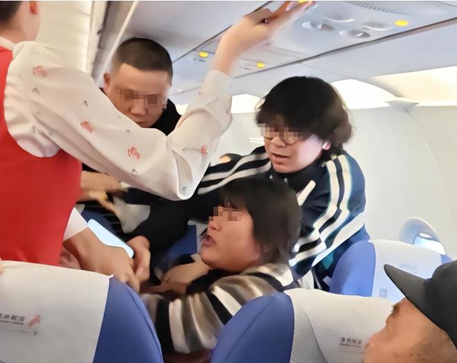 空姐劝架被女乘客咬伤，女乘客的真容被曝出，网友：样子很刁蛮