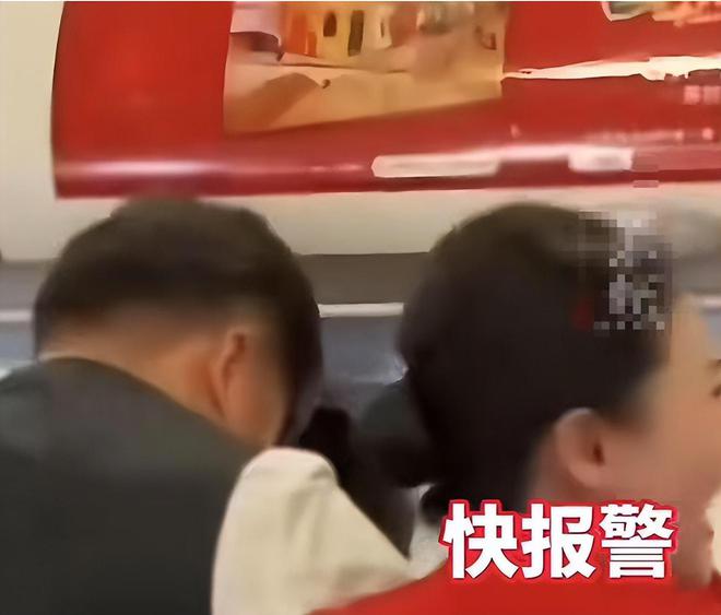 空姐劝架被女乘客咬伤，女乘客的真容被曝出，网友：样子很刁蛮