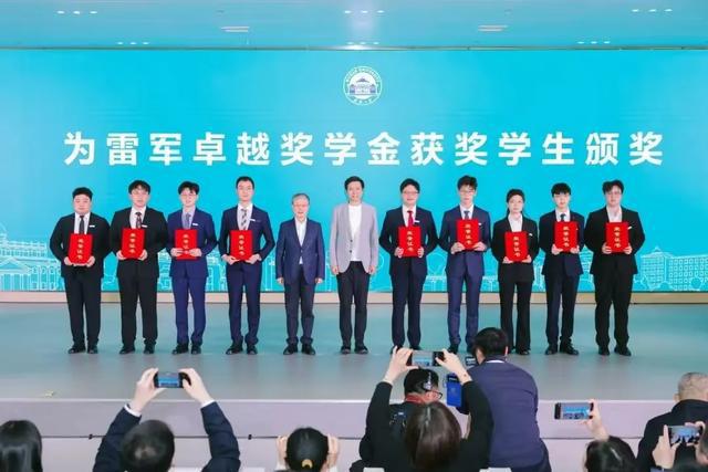 游戏少年逆袭发顶刊，武汉伢李展拿下雷军奖!