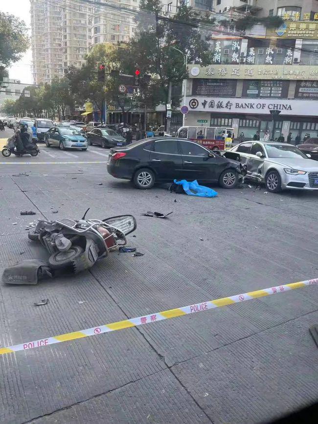 男子为了泄愤，居然开快车撞死一家三口，详情令人愤怒
