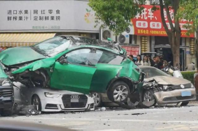 重庆街头一特斯拉失控损毁多车，刹车失灵还是另有隐情？