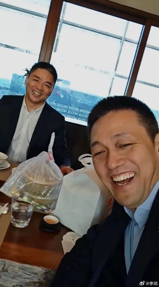 李斌晒与刘强东一起吃了顿京东外卖，“认真搞外卖”的刘强东现场下单一台蔚来