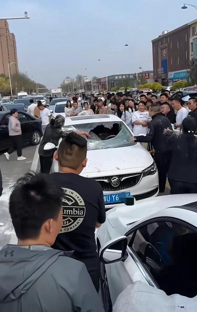 原配当街堵小三，车玻璃将小三的手划破，有6张现场劲爆图片流出