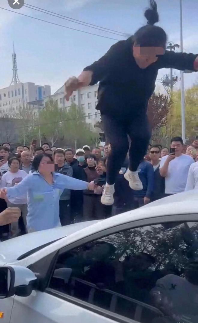 原配当街堵小三，车玻璃将小三的手划破，有6张现场劲爆图片流出