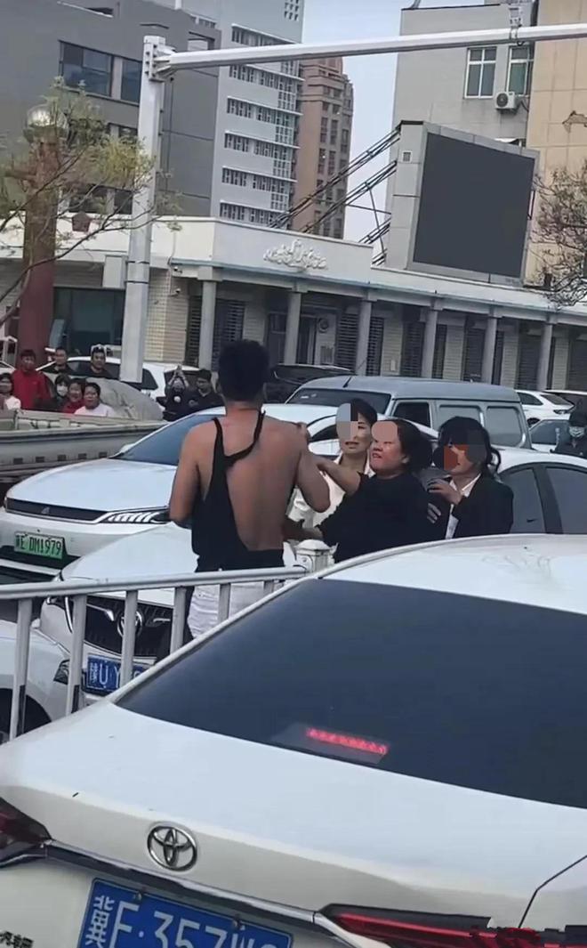 原配当街堵小三，车玻璃将小三的手划破，有6张现场劲爆图片流出