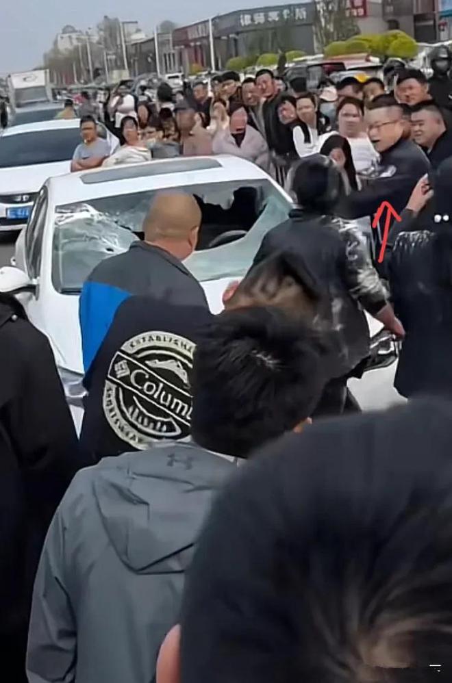 原配当街堵小三，车玻璃将小三的手划破，有6张现场劲爆图片流出