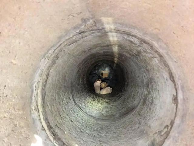 广东一阿婆坠井，身体几乎“对折”！救援人员挖土30立方，历时2.5小时救出