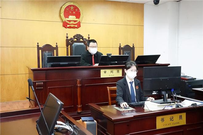 女孩被男友泼汽油烧伤毁容致残！事件的经过曝出，网友怒不可遏